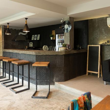 Revolution Hostel Asoke Банкок Екстериор снимка