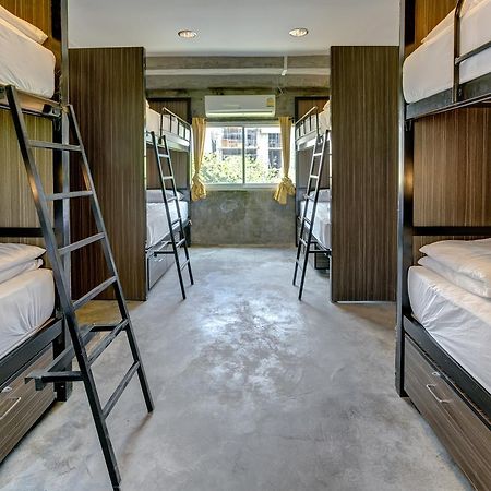 Revolution Hostel Asoke Банкок Екстериор снимка