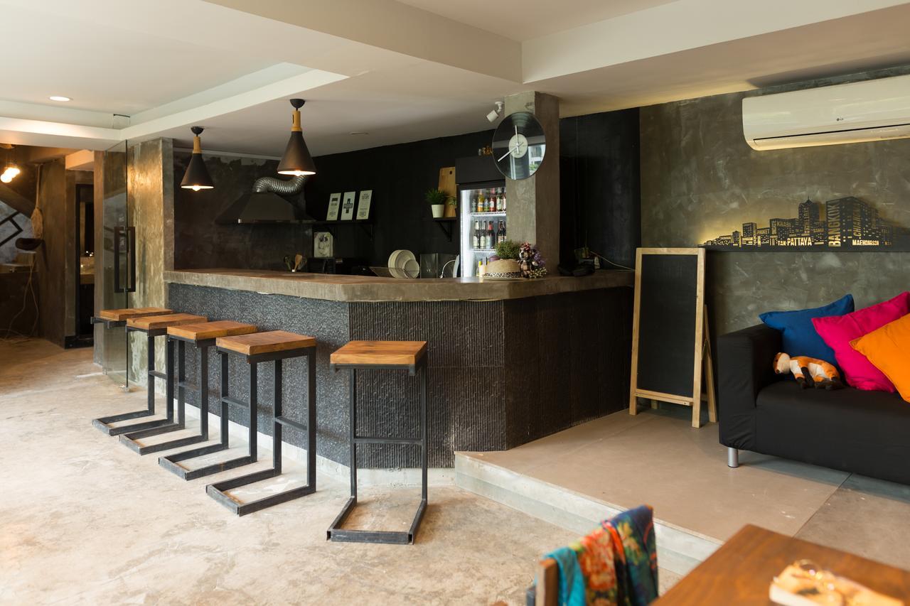Revolution Hostel Asoke Банкок Екстериор снимка