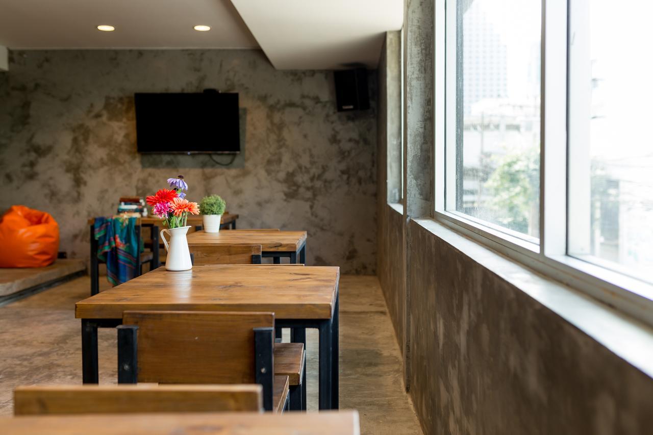 Revolution Hostel Asoke Банкок Екстериор снимка
