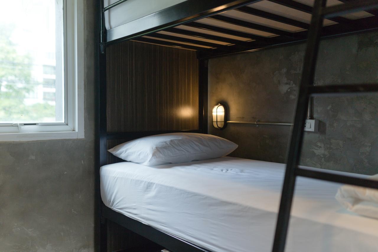 Revolution Hostel Asoke Банкок Екстериор снимка