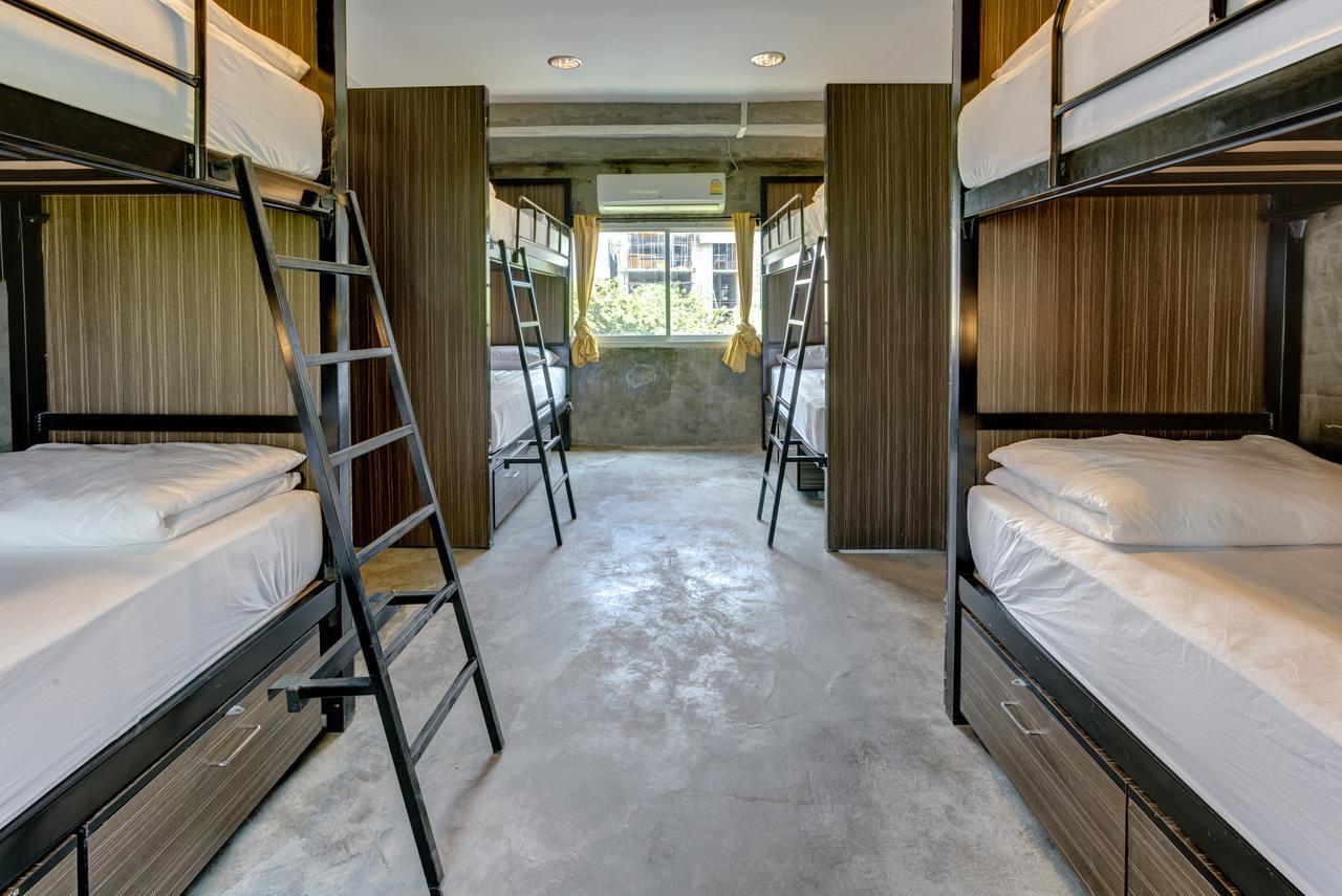 Revolution Hostel Asoke Банкок Екстериор снимка