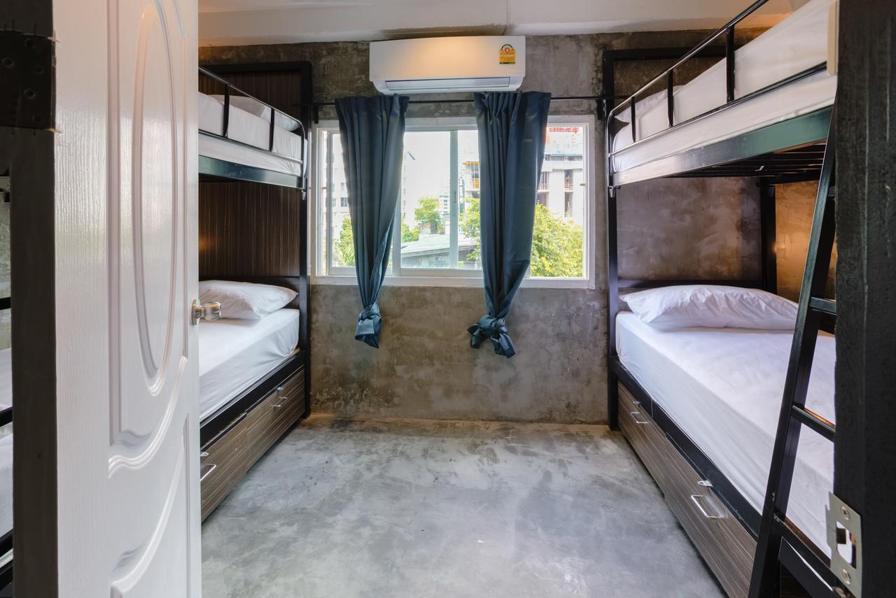 Revolution Hostel Asoke Банкок Екстериор снимка