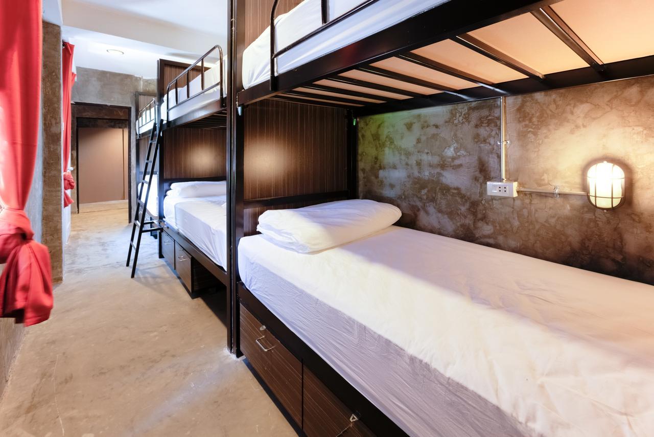 Revolution Hostel Asoke Банкок Екстериор снимка