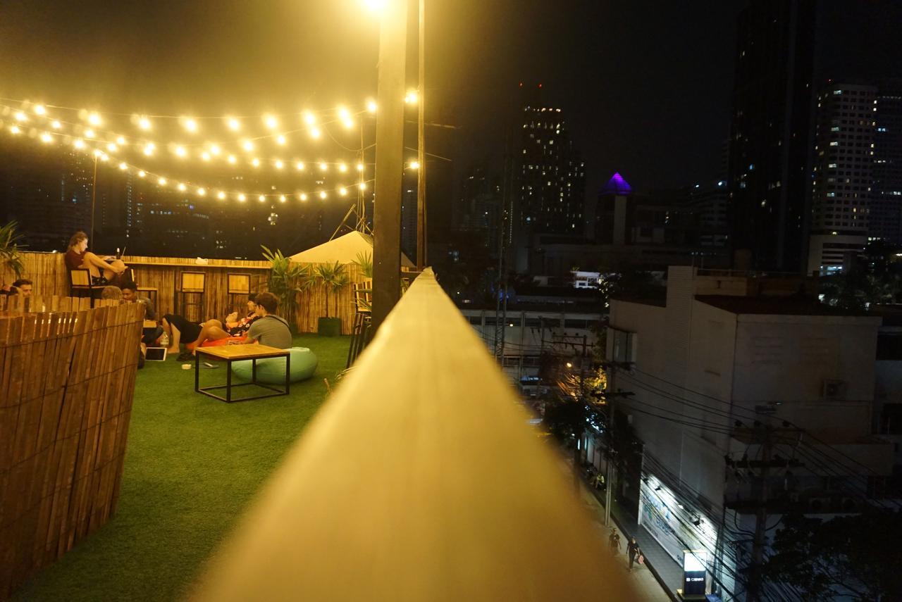 Revolution Hostel Asoke Банкок Екстериор снимка