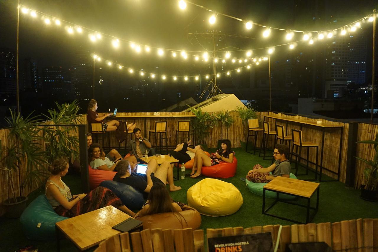 Revolution Hostel Asoke Банкок Екстериор снимка